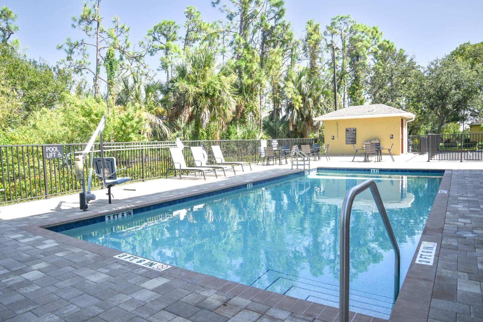 Candlewood Suites Fort Myers Interstate 75 By Ihg Exterior photo